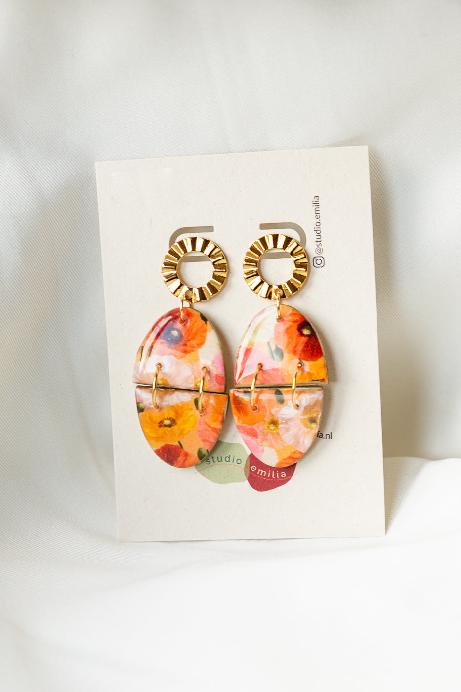 handgemaakte oorbellen, bloemen oorbellen, bloemen print, oorbellen van klei, oranje oorbellen