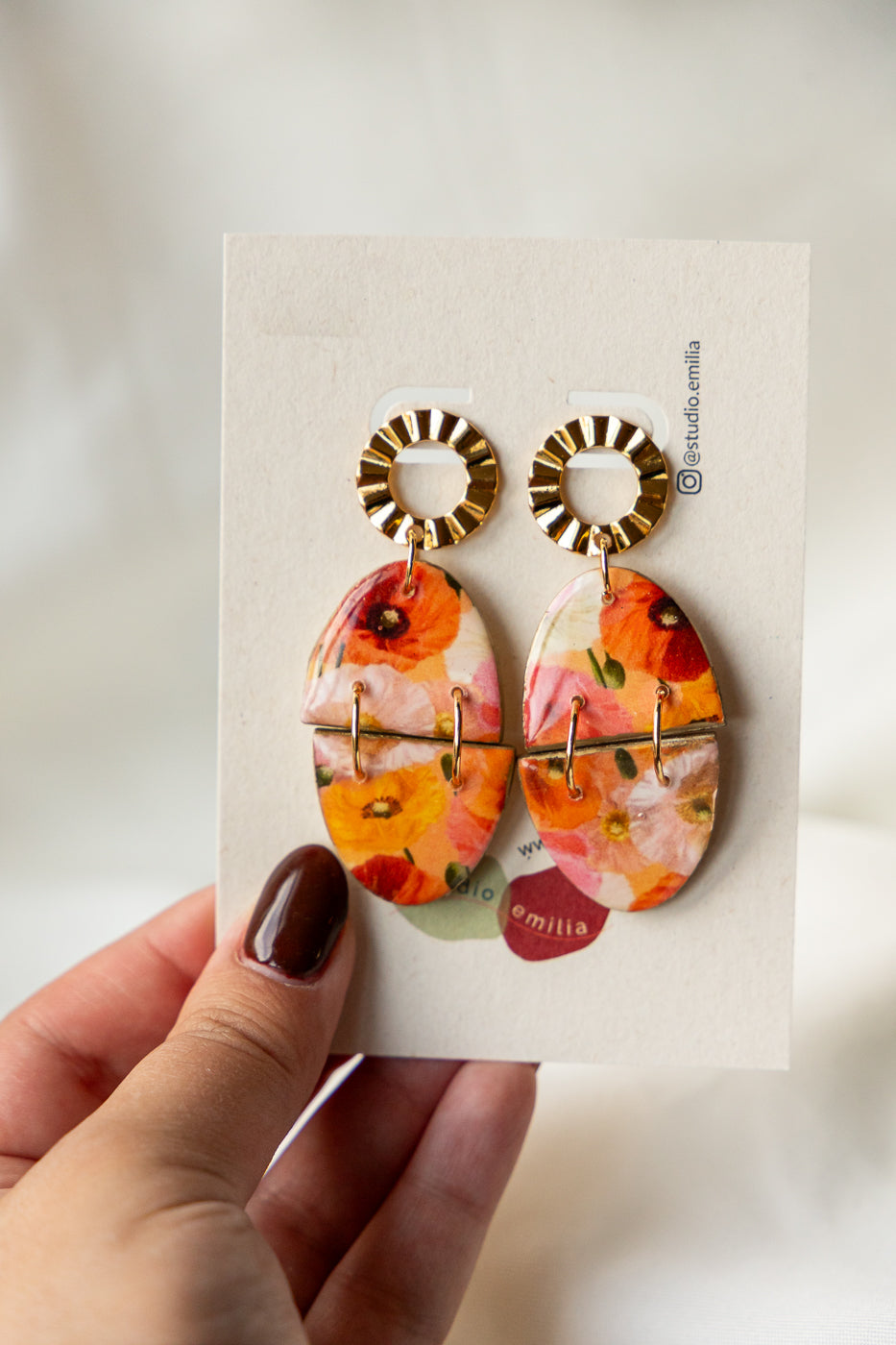 handgemaakte oorbellen, bloemen oorbellen, bloemen print, oorbellen van klei, oranje oorbellen