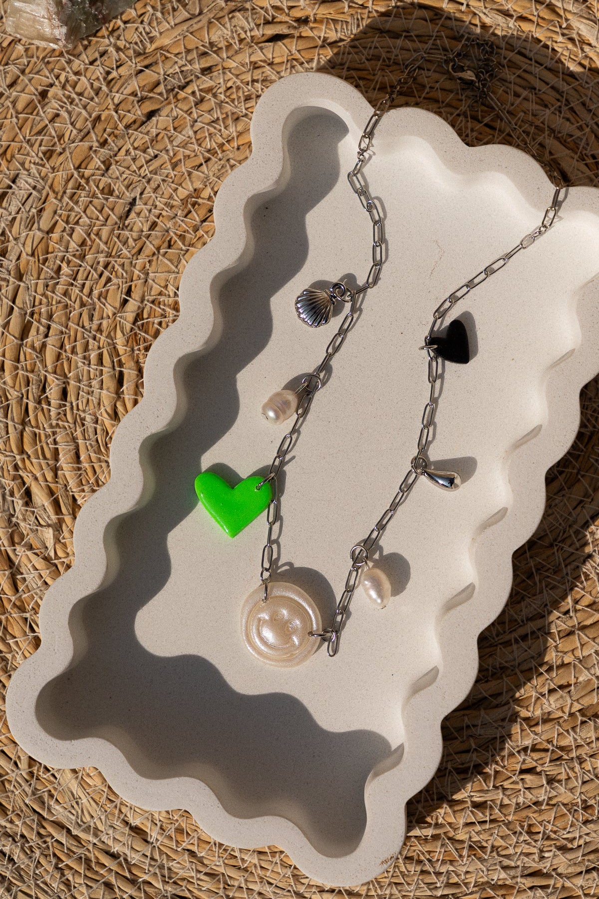 ketting met bedels, kleurrijke ketting dames, handgemaakte ketting, statement ketting, zilverkleurige charm necklace