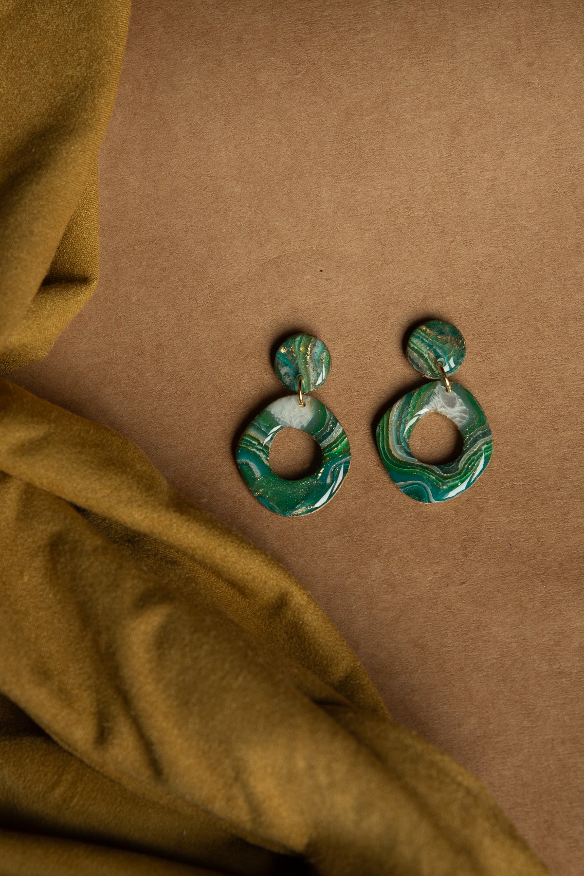Oorbellen | faux agate green rounds