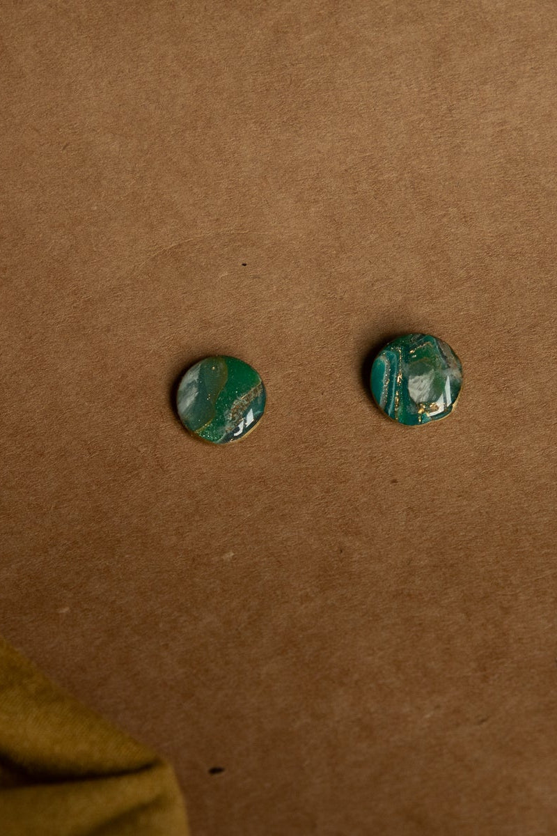 groene ronde oorstekers in marmer effect, gemaakt van polymeer klei, met rvs oorstekers.