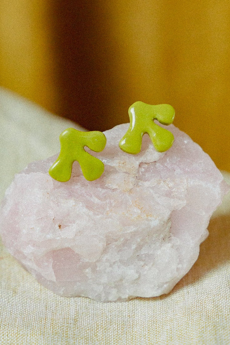 oorstekers, kleine oorbellen, oorknopjes, organische oorbellen, limoengroene sieraden, sieraden van klei, lichtgewicht sieraden