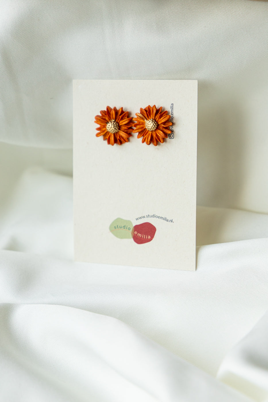 Oranje oorbellen, amber, amberoorbellen, bloem oorbellen, bloem, handgemaakte oorbellen, herfst, herfst oorbellen