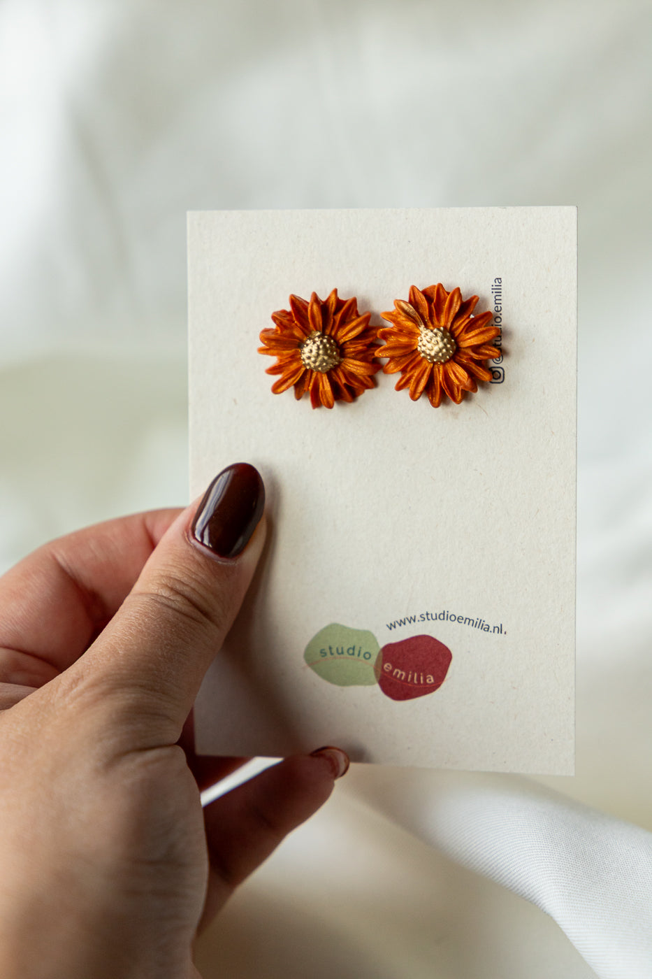 Oranje oorbellen, amber, amberoorbellen, bloem oorbellen, bloem, handgemaakte oorbellen, herfst, herfst oorbellen