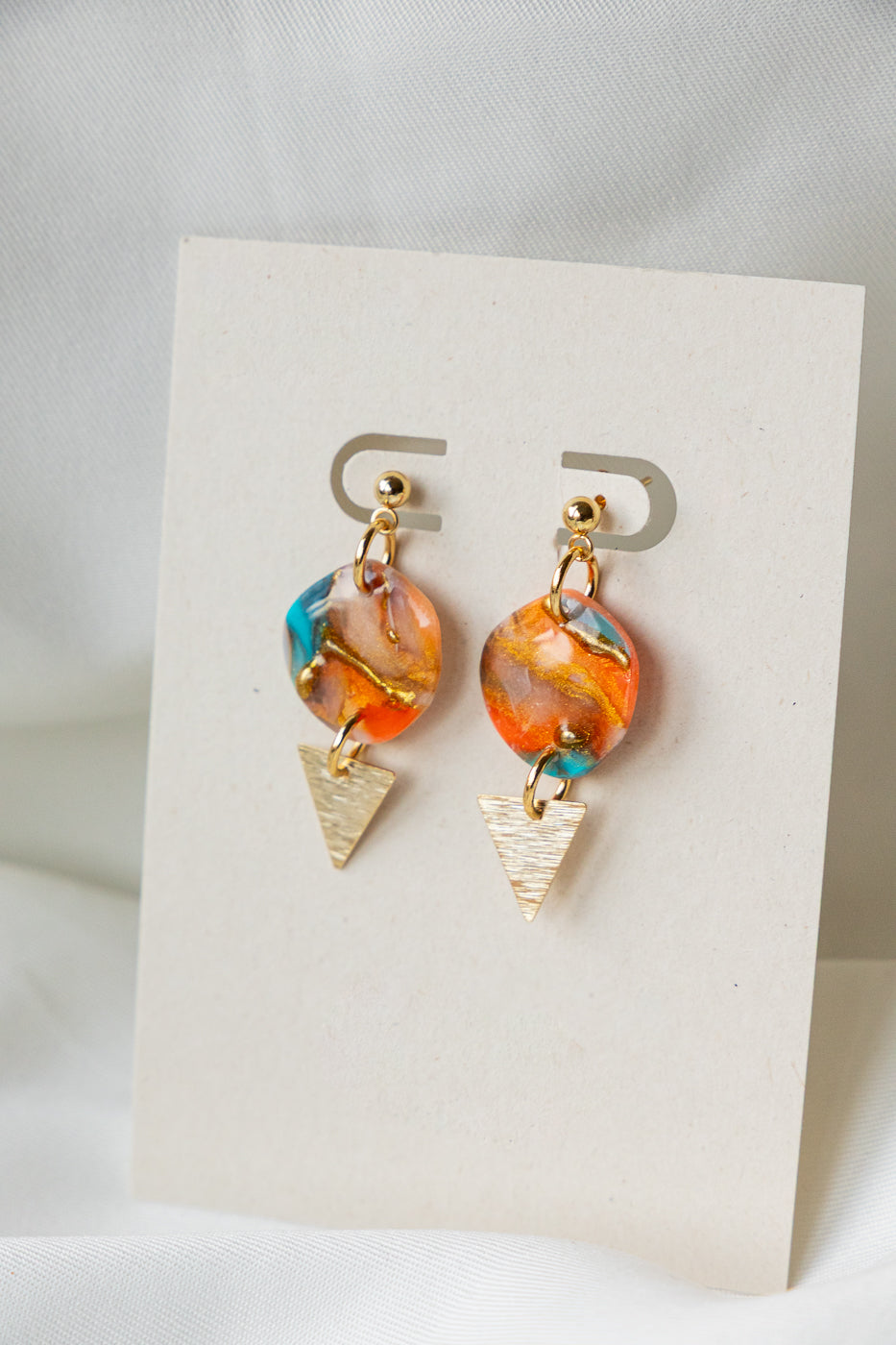 handgemakte oorbellen, oranje oorbellen, oorbellen van klei, statement oorbellen, turquoise, unieke oorbellen, steenlook