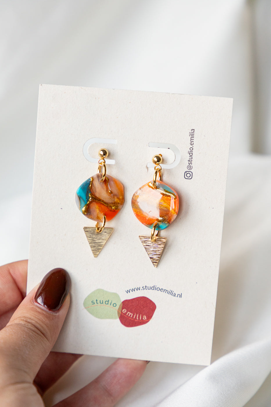 handgemakte oorbellen, oranje oorbellen, oorbellen van klei, statement oorbellen, turquoise, unieke oorbellen, steenlook