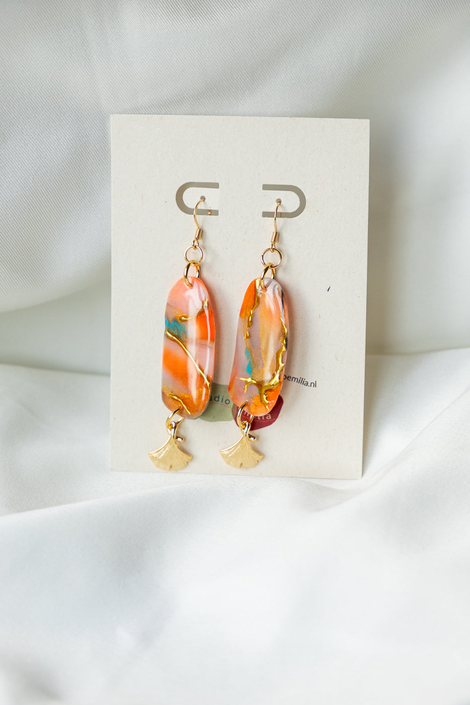 handgemakte oorbellen, oranje oorbellen, oorbellen van klei, statement oorbellen, turquoise, unieke oorbellen, steenlook