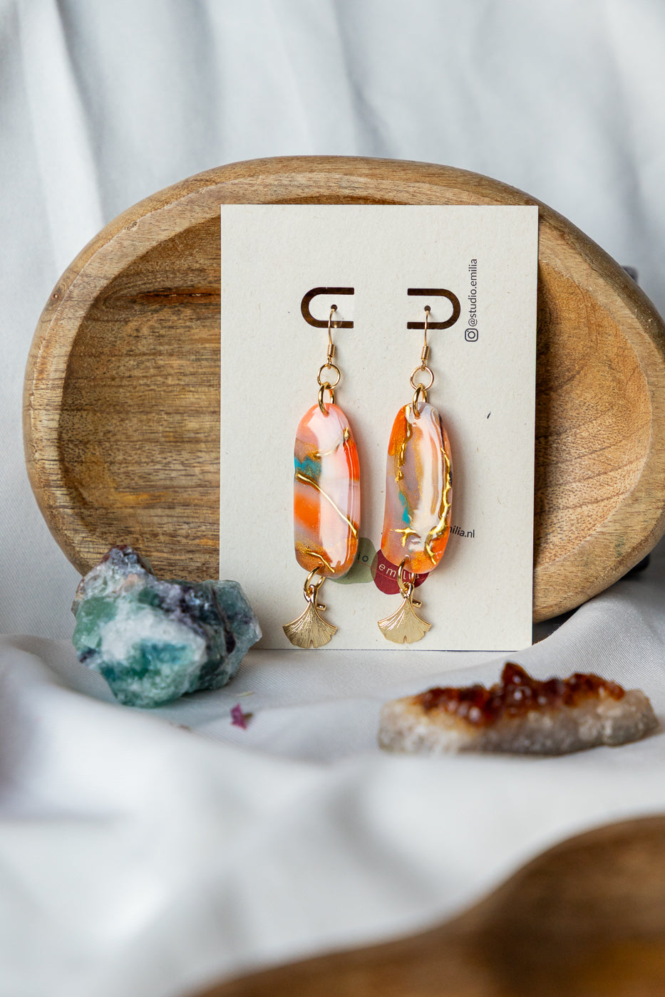 handgemakte oorbellen, oranje oorbellen, oorbellen van klei, statement oorbellen, turquoise, unieke oorbellen, steenlook