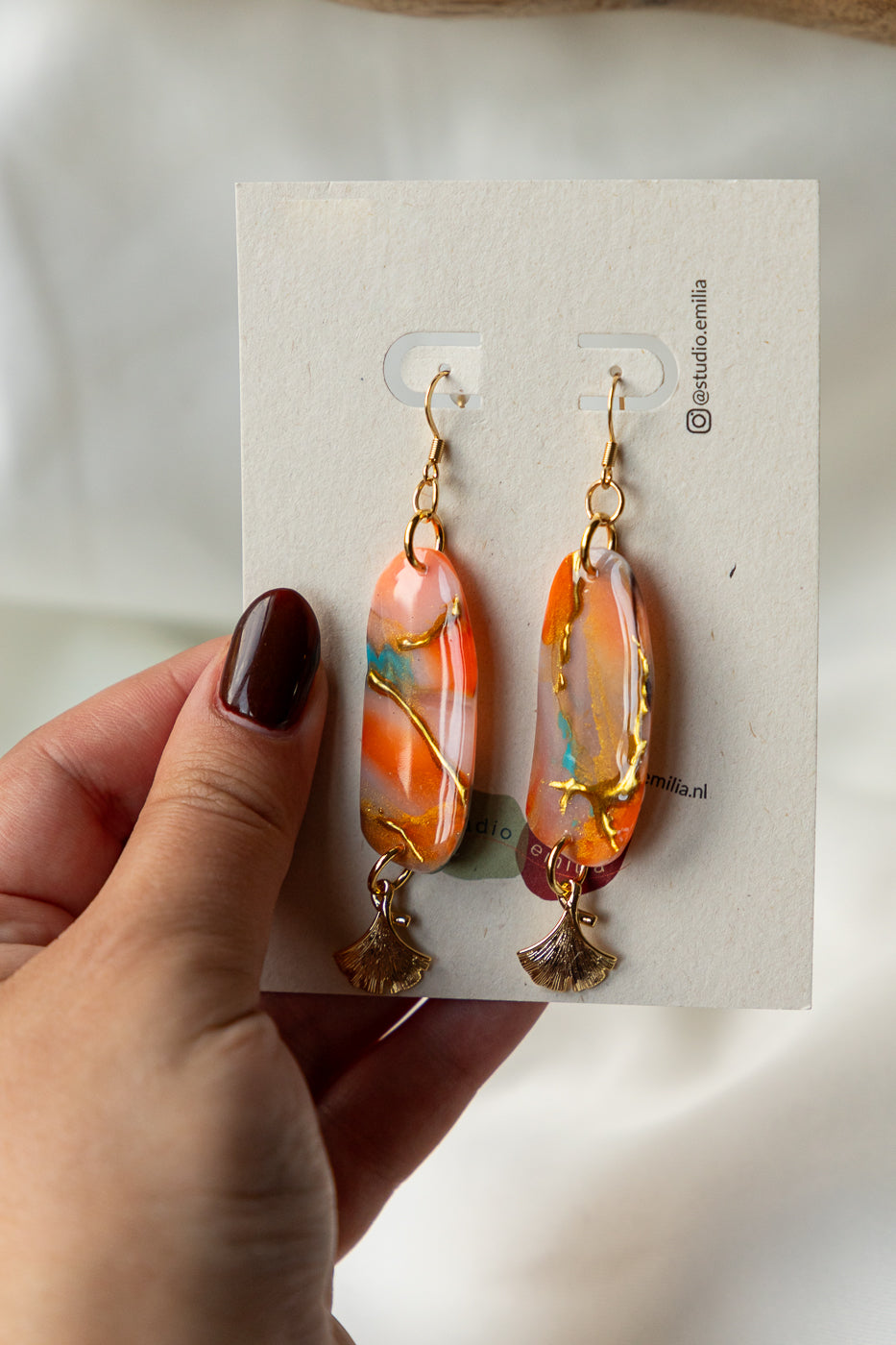 handgemakte oorbellen, oranje oorbellen, oorbellen van klei, statement oorbellen, turquoise, unieke oorbellen, steenlook