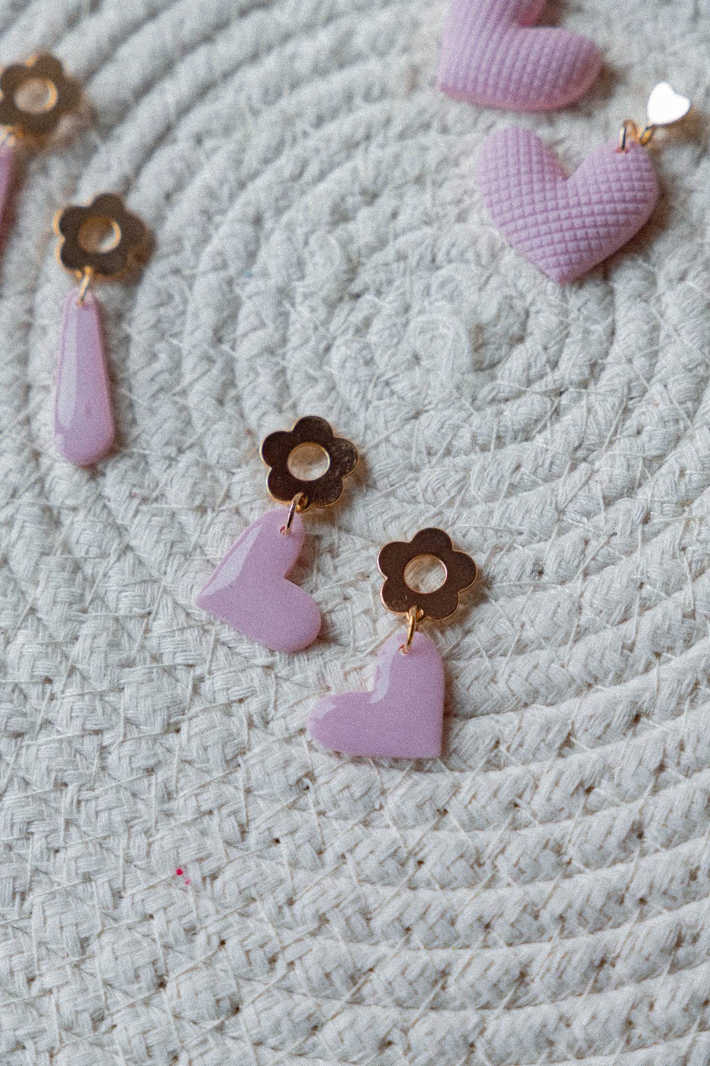 roze hartjes oorbellen, bloem oorbellen, romantische oorbellen, handgemaakte sieraden, studio emilia, Blossom Heart collectie