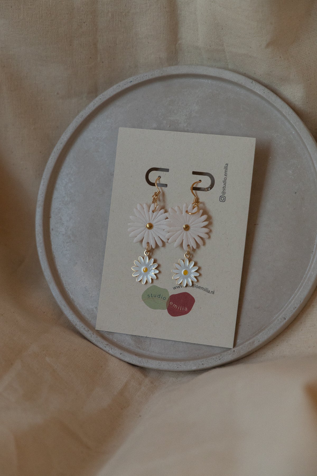 daisy, madeliefjes, oorbellen, goud, wit, bloem, bloem oorbellen, handgemaakt