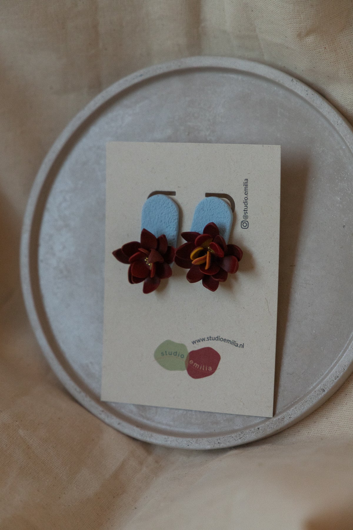 bloem, bloem oorbellen, blauw, rood, handgemaakt, oorbellen kopen, sieraden webshop