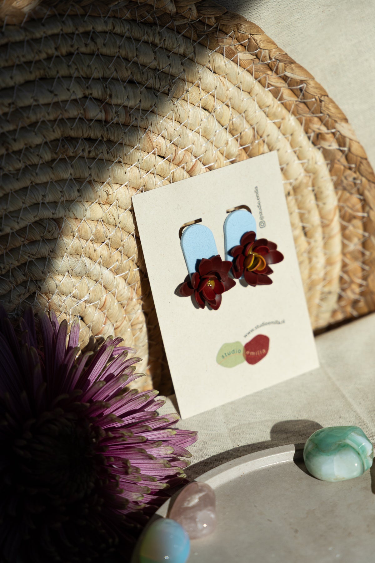 bloem, bloem oorbellen, blauw, rood, handgemaakt, oorbellen kopen, sieraden webshop