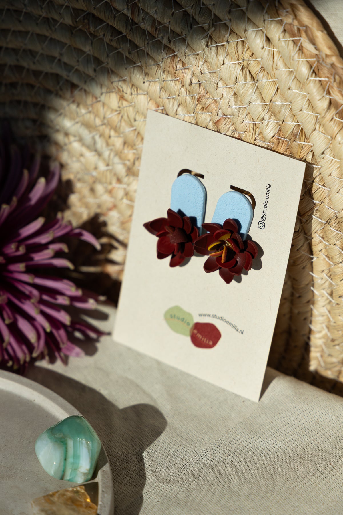 bloem, bloem oorbellen, blauw, rood, handgemaakt, oorbellen kopen, sieraden webshop