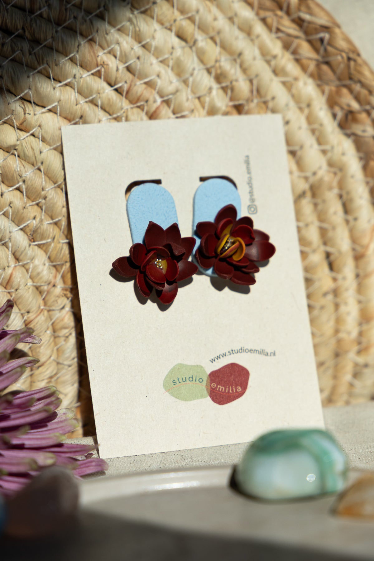 bloem, bloem oorbellen, blauw, rood, handgemaakt, oorbellen kopen, sieraden webshop