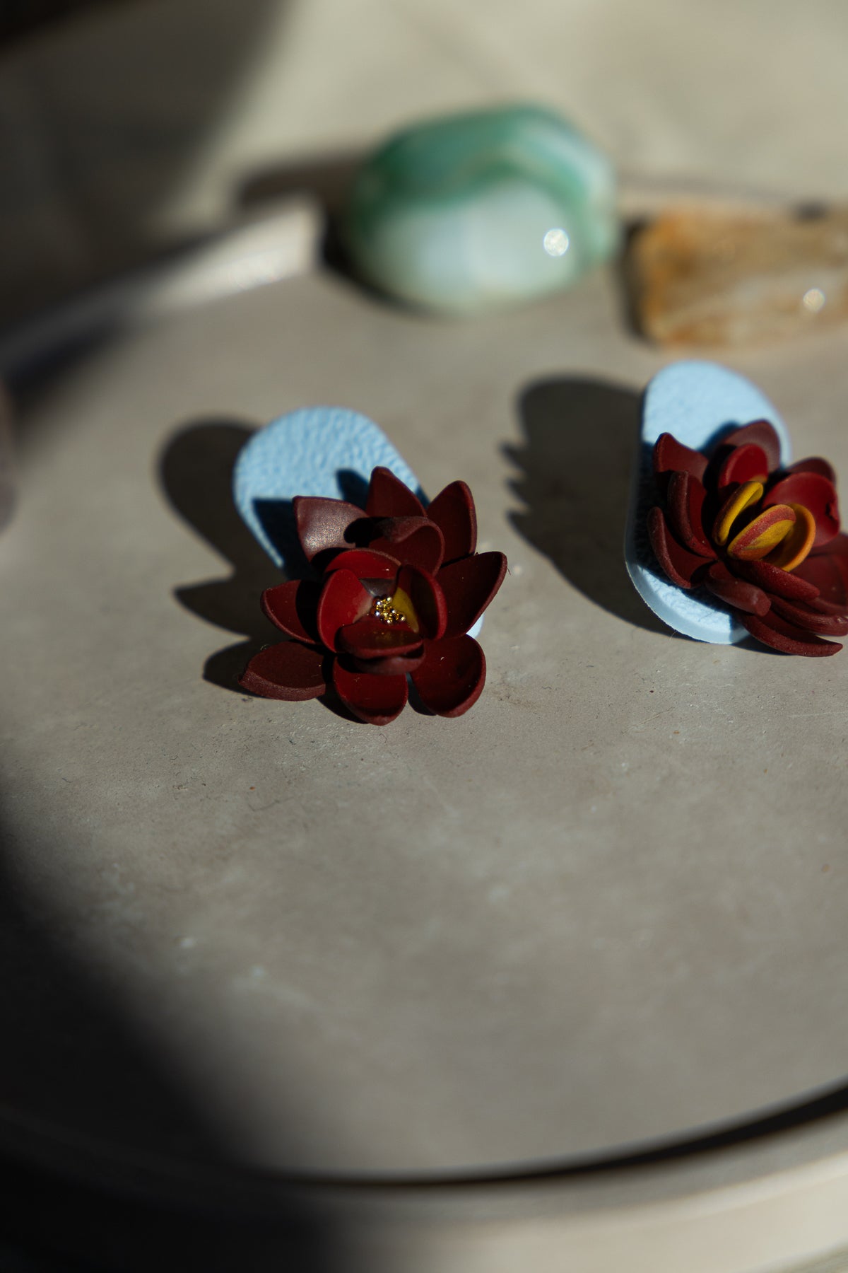 bloem, bloem oorbellen, blauw, rood, handgemaakt, oorbellen kopen, sieraden webshop