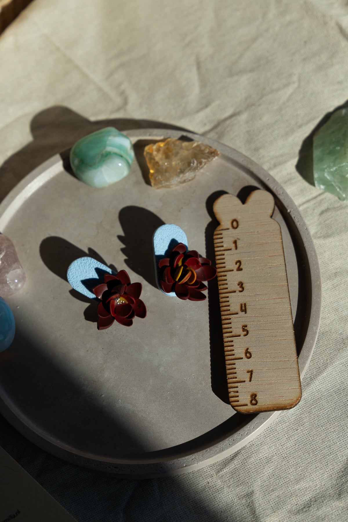 bloem, bloem oorbellen, blauw, rood, handgemaakt, oorbellen kopen, sieraden webshop