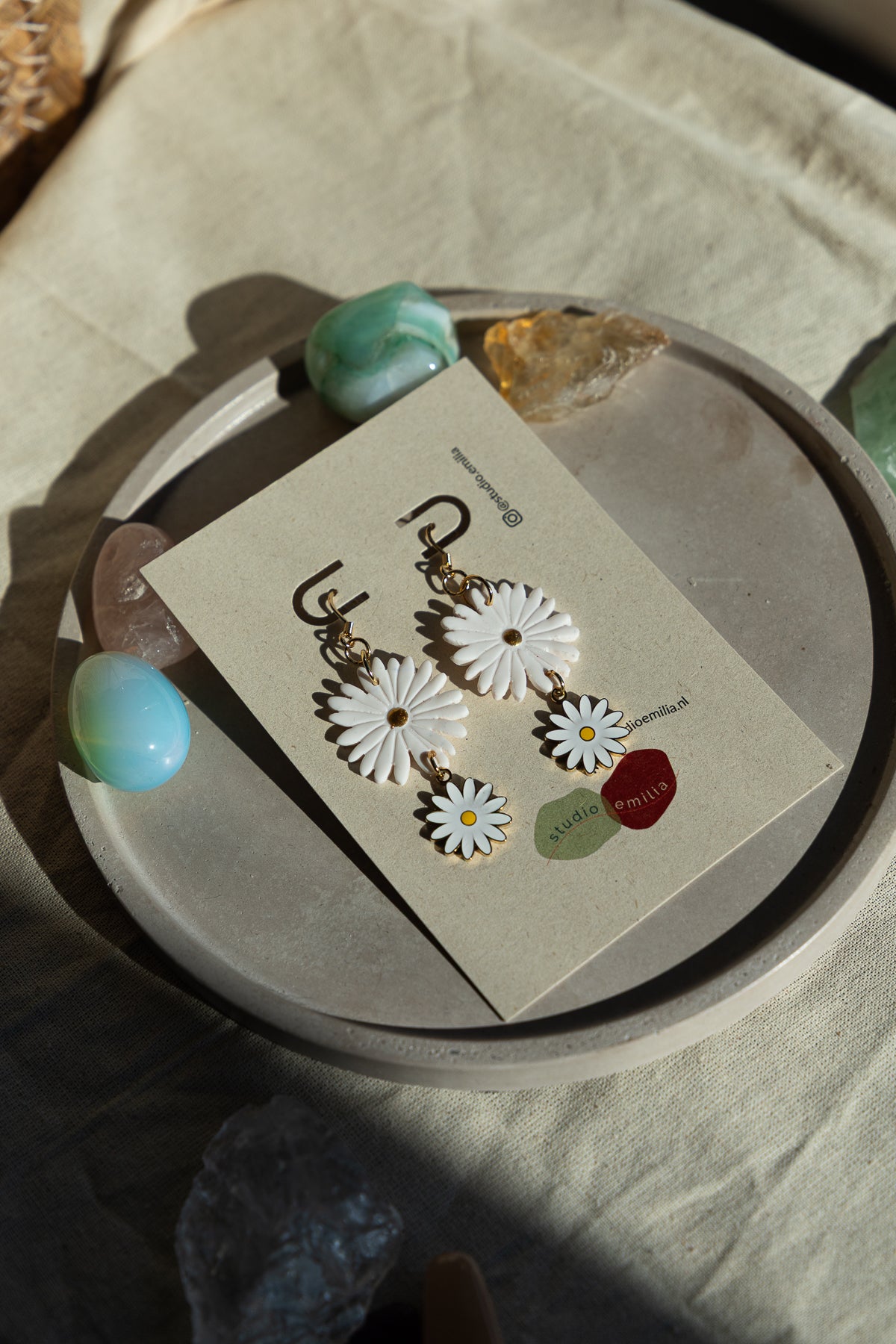daisy, madeliefjes, oorbellen, goud, wit, bloem, bloem oorbellen, handgemaakt