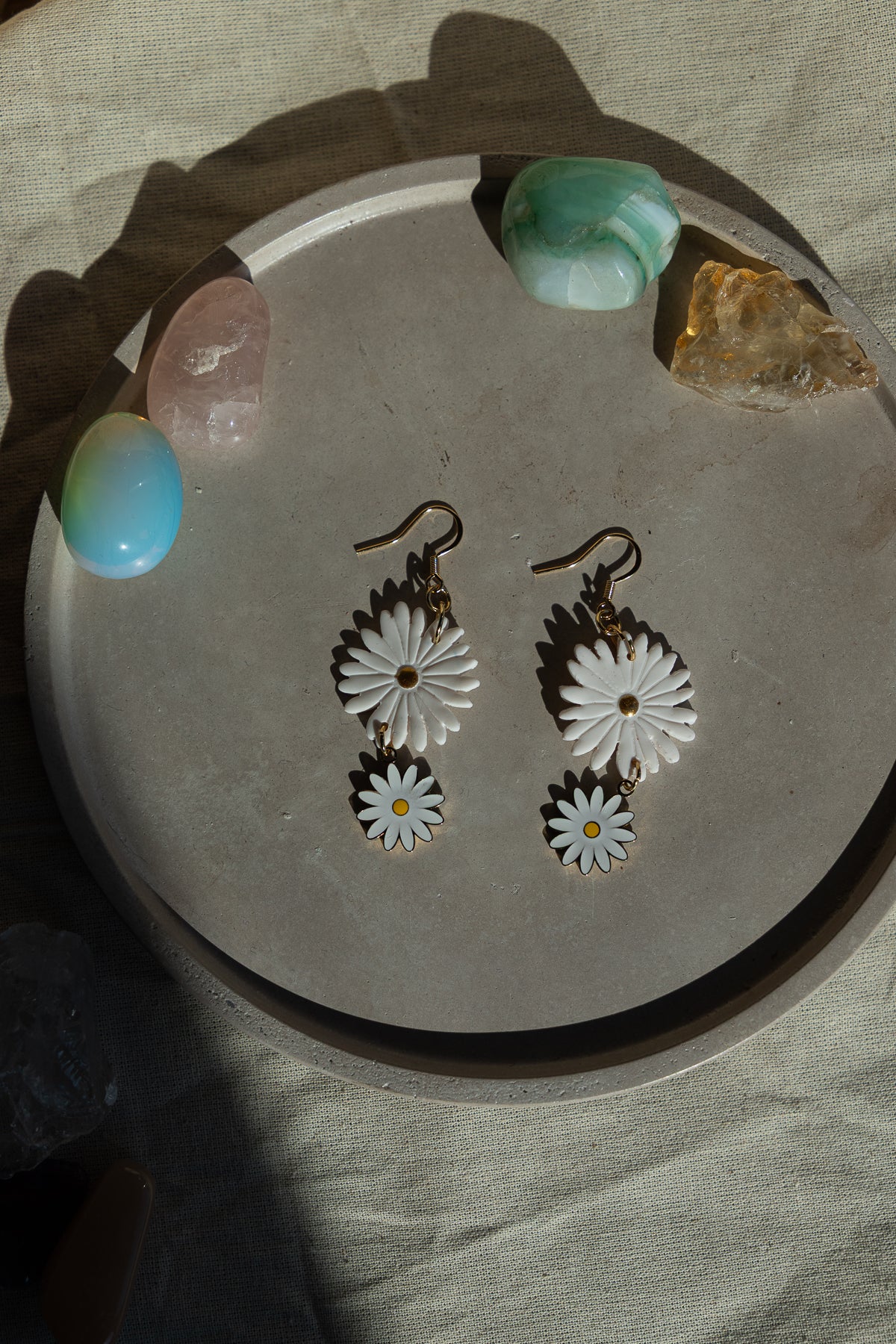daisy, madeliefjes, oorbellen, goud, wit, bloem, bloem oorbellen, handgemaakt