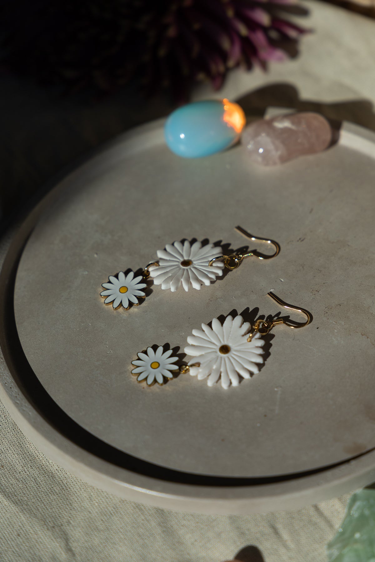 daisy, madeliefjes, oorbellen, goud, wit, bloem, bloem oorbellen, handgemaakt