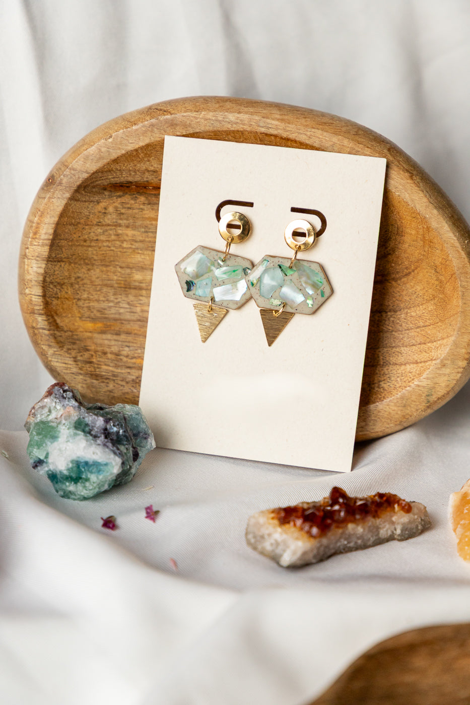 oorbellen van klei, parel oorbellen, parelmoer, oorstekers, handmade, cadeau voor haar