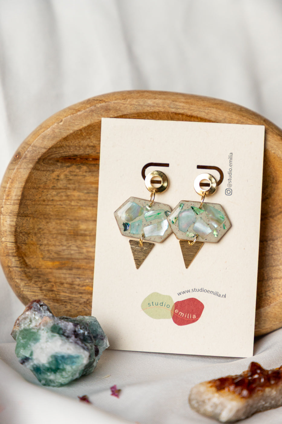 oorbellen van klei, parel oorbellen, parelmoer, oorstekers, handmade, cadeau voor haar