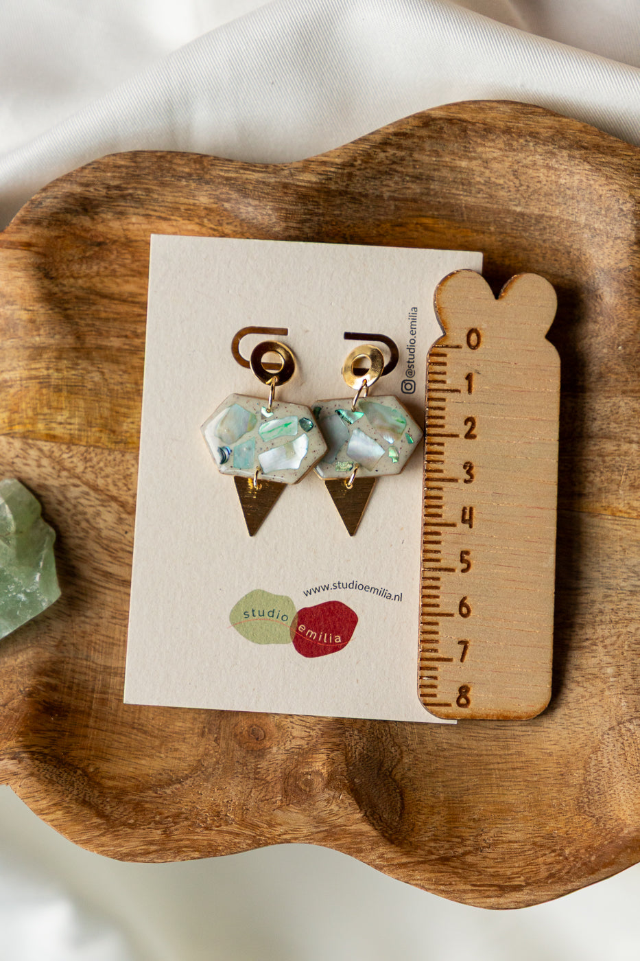 oorbellen van klei, parel oorbellen, parelmoer, oorstekers, handmade, cadeau voor haar
