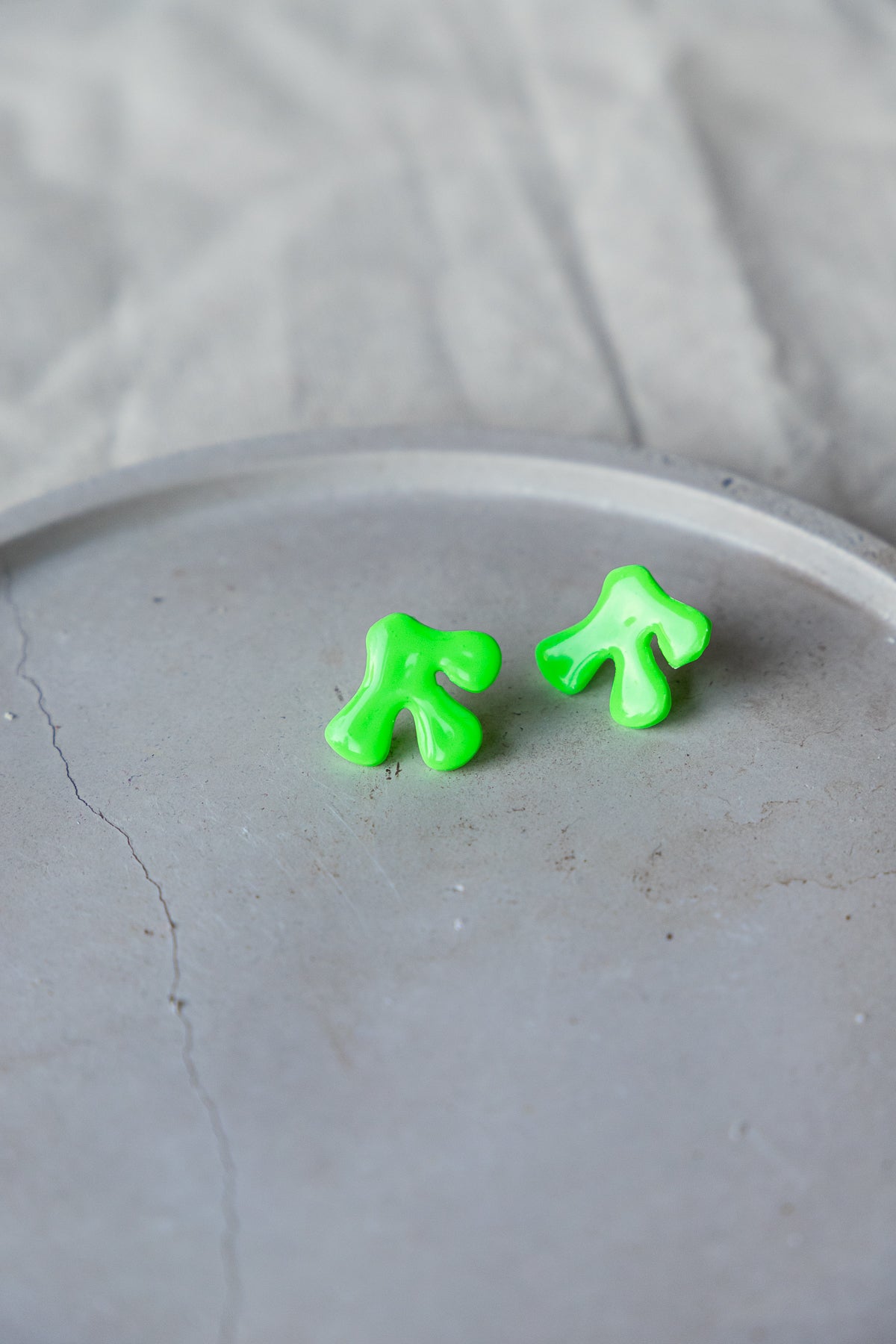Electric Bloom – Neon oorstekers in speelse, organische vorm
Geef je look een instant powerboost met Electric Bloom – handgemaakte neon oorbellen met een speelse, organische vorm. Deze knalgroene studs zijn een echte eyecatcher, perfect voor wie houdt van opvallende sieraden met een creatieve twist. Het glanzende oppervlak en de abstracte vorm doen denken aan moderne kunst, koraalriffen of een fantasieplant.
Deze oorbellen zijn licht van gewicht en nikkelvrij, waardoor je ze comfortabel de hele dag kunt d