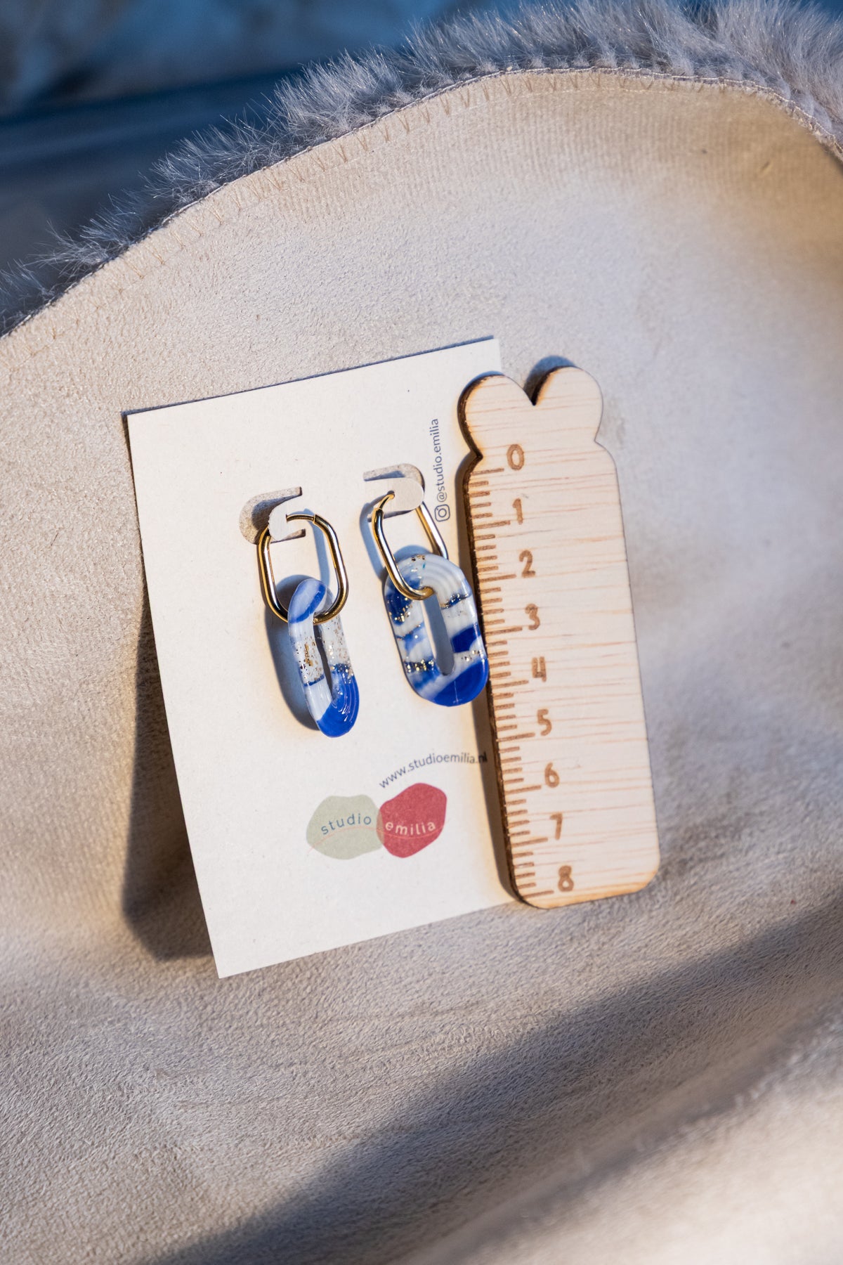 huggie oorbellen, roestvrijstalen oorbellen, oorbellen van klei, blauwe oorbellen, statement, statement piece