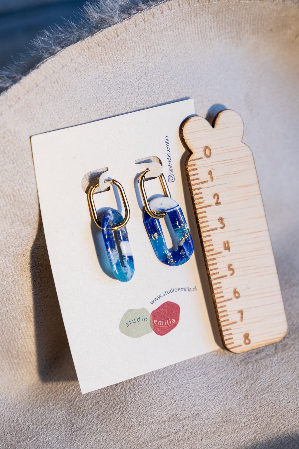 blauwe oorbellen, huggie oorbellen, statement oorbellen, oorbellen van klei, roestvrij staal