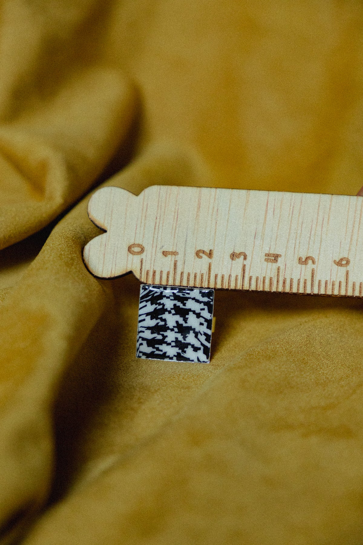 zwart-wit design, dames ring, handgemaakt, pied-de-poule ring, roestvrijstaal, vierkante ring, b&w ring