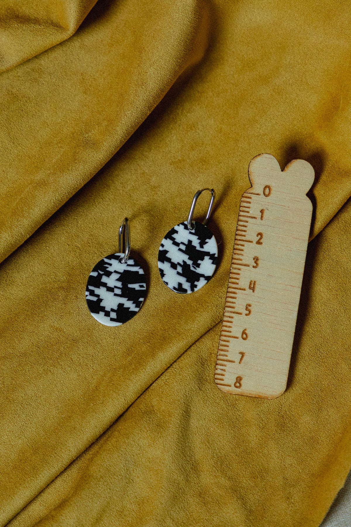 zwart-wit oorbellen, dames oorbellen, desing, handgemaakt, pied-de-poule oorbellen, roestvrijstaal, lichtgewicht, b&w oorbellen