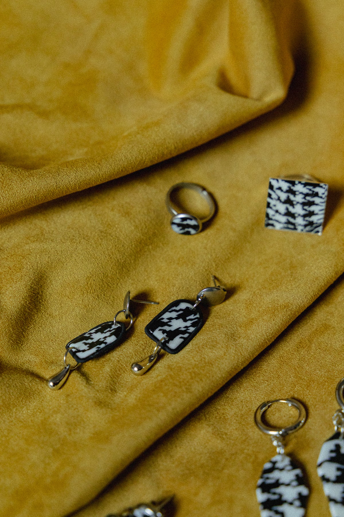 zwart-wit design, dames oorbellen, handgemaakt, pied-de-poule oorbellen, roestvrijstaal, b&w oorbellen, statement sieraden, goud rvs oorbellen, design oorbellen, ooak sieraden