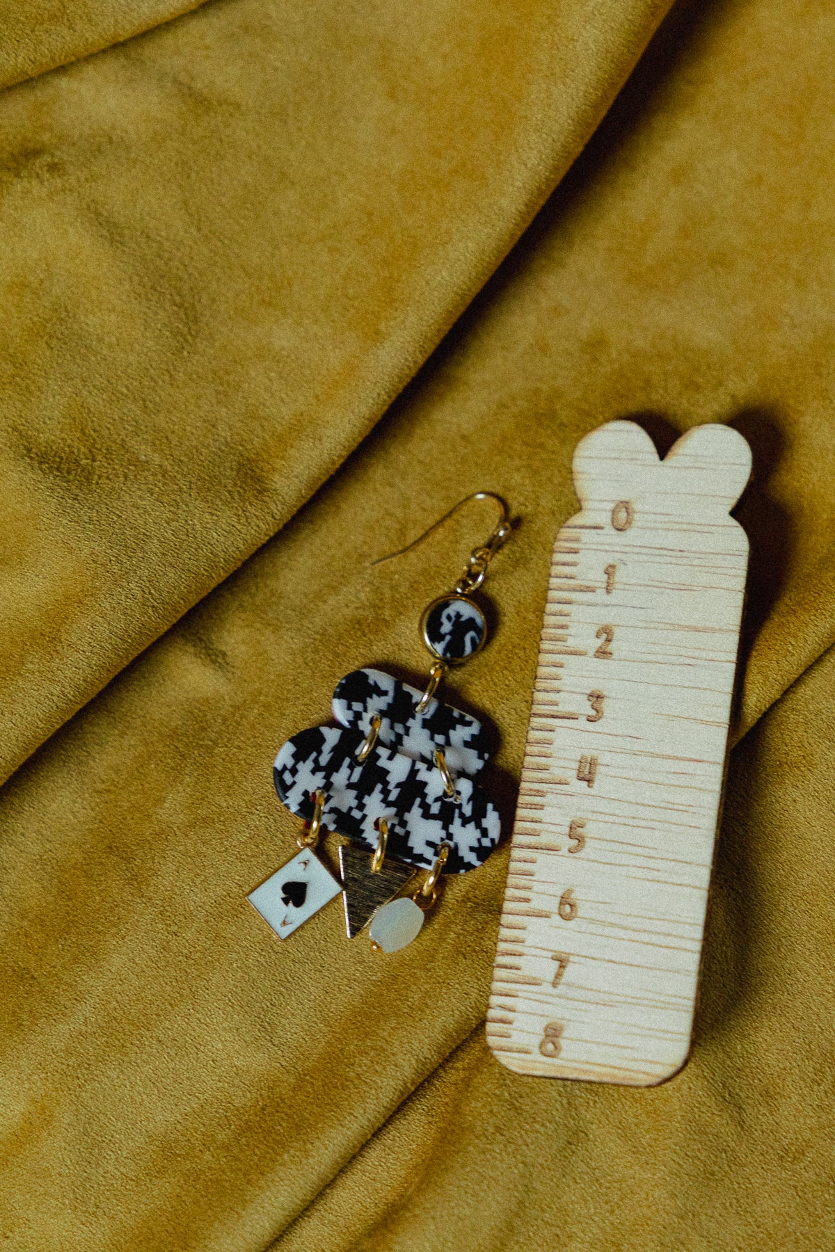 zwart-wit design, dames oorbellen, handgemaakt, pied-de-poule oorbellen, roestvrijstaal, b&w oorbellen, statement sieraden, goud rvs oorbellen, design oorbellen
