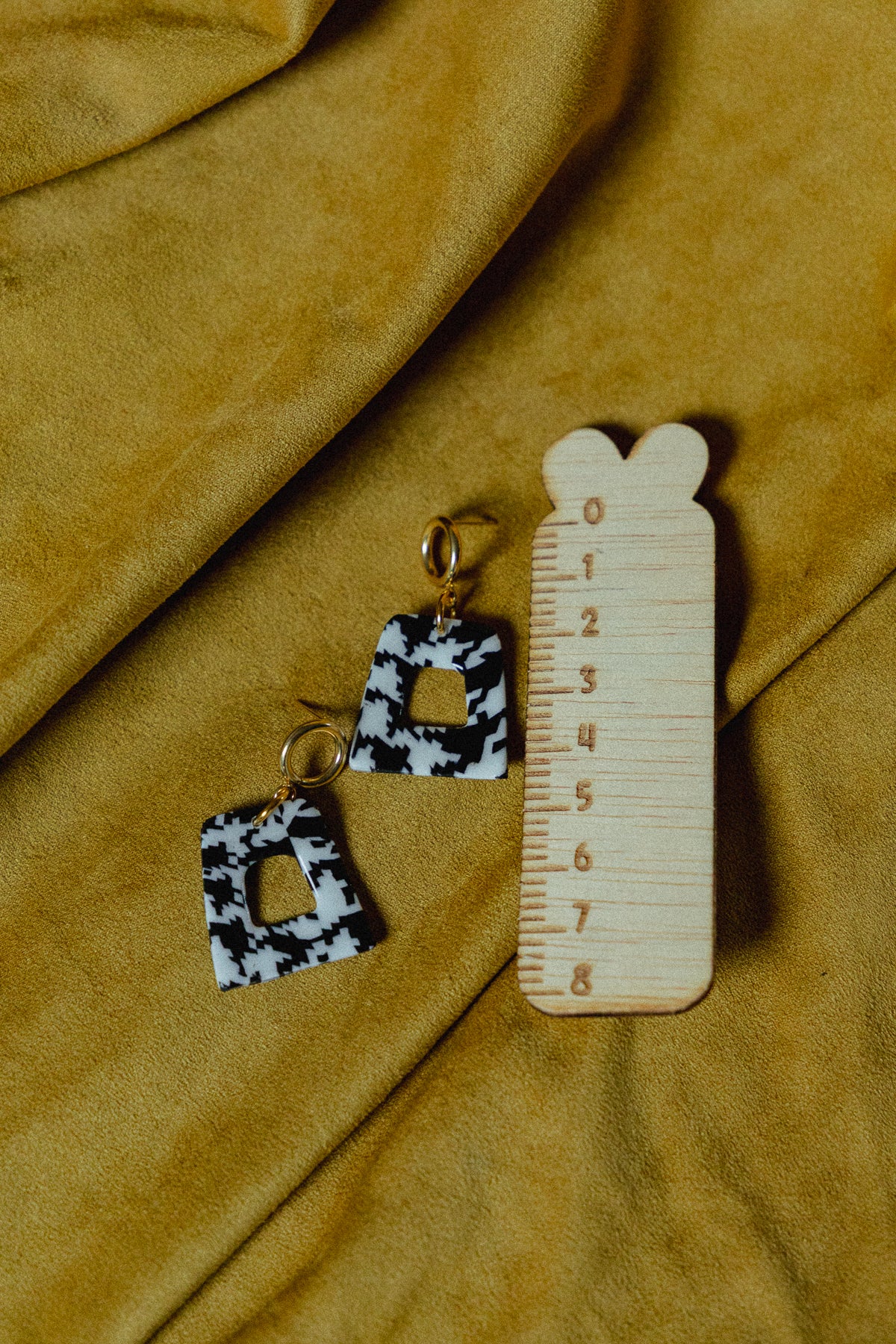 zwart-wit oorbellen, dames oorbellen, desing, handgemaakt, pied-de-poule oorbellen, roestvrijstaal, lichtgewicht, b&w oorbellen