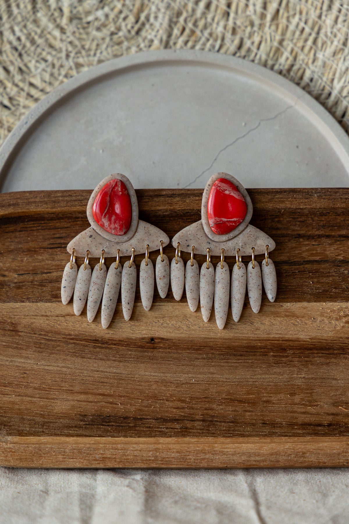Boho Flight statement oorbellen van polymeer klei in rood en beige