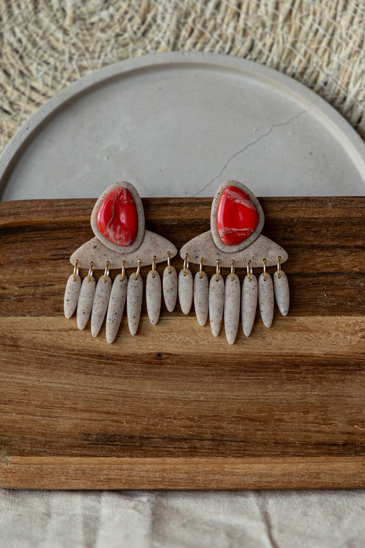 Boho Flight statement oorbellen van polymeer klei in rood en beige