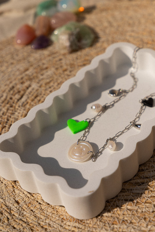ketting met bedels, kleurrijke ketting dames, handgemaakte ketting, statement ketting, zilverkleurige charm necklace
