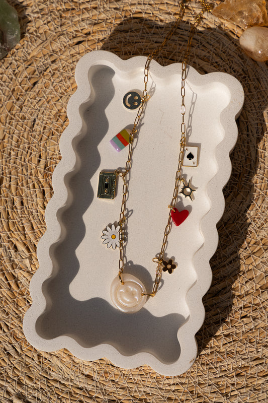gouden ketting dames, charm ketting, vrolijke sieraden, handgemaakte ketting met bedels, speelse ketting