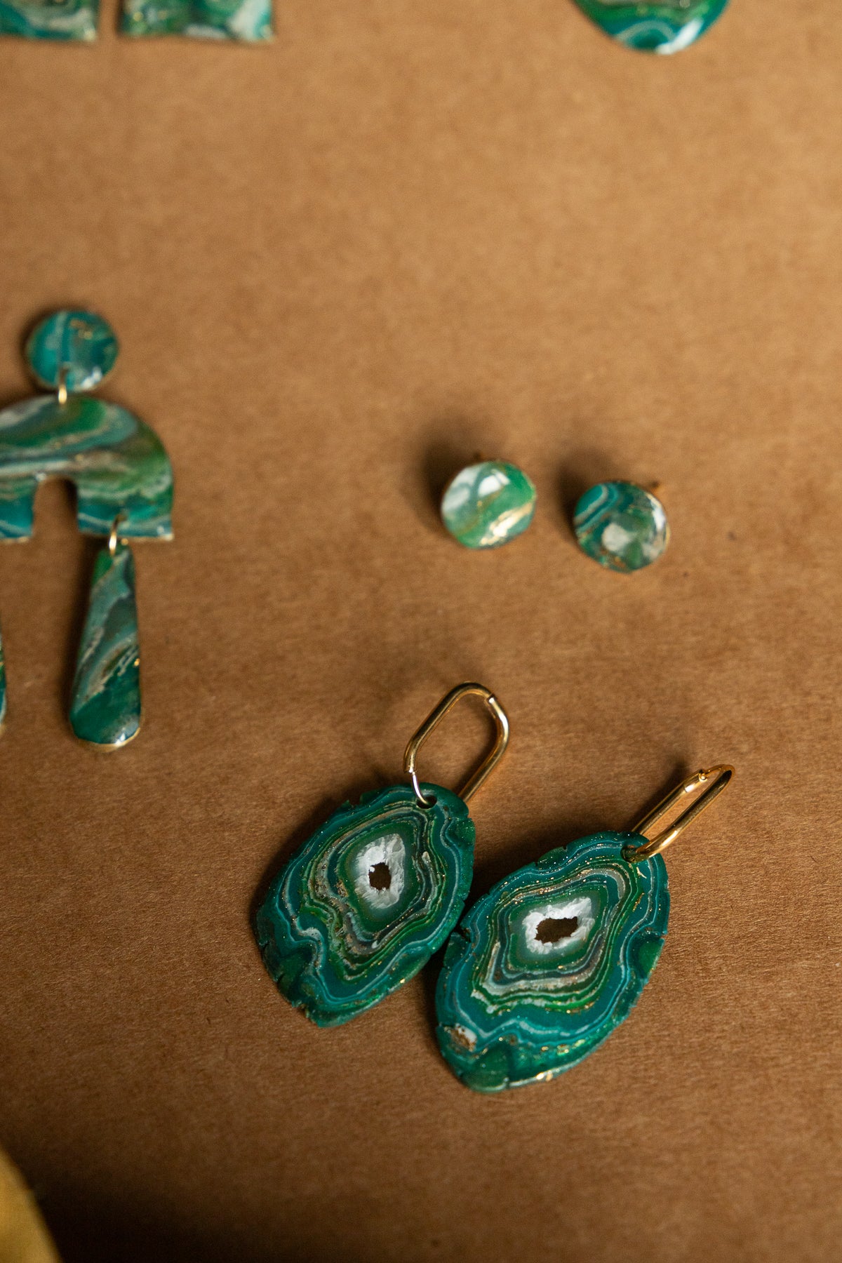 Oorbellen | faux agate green studs