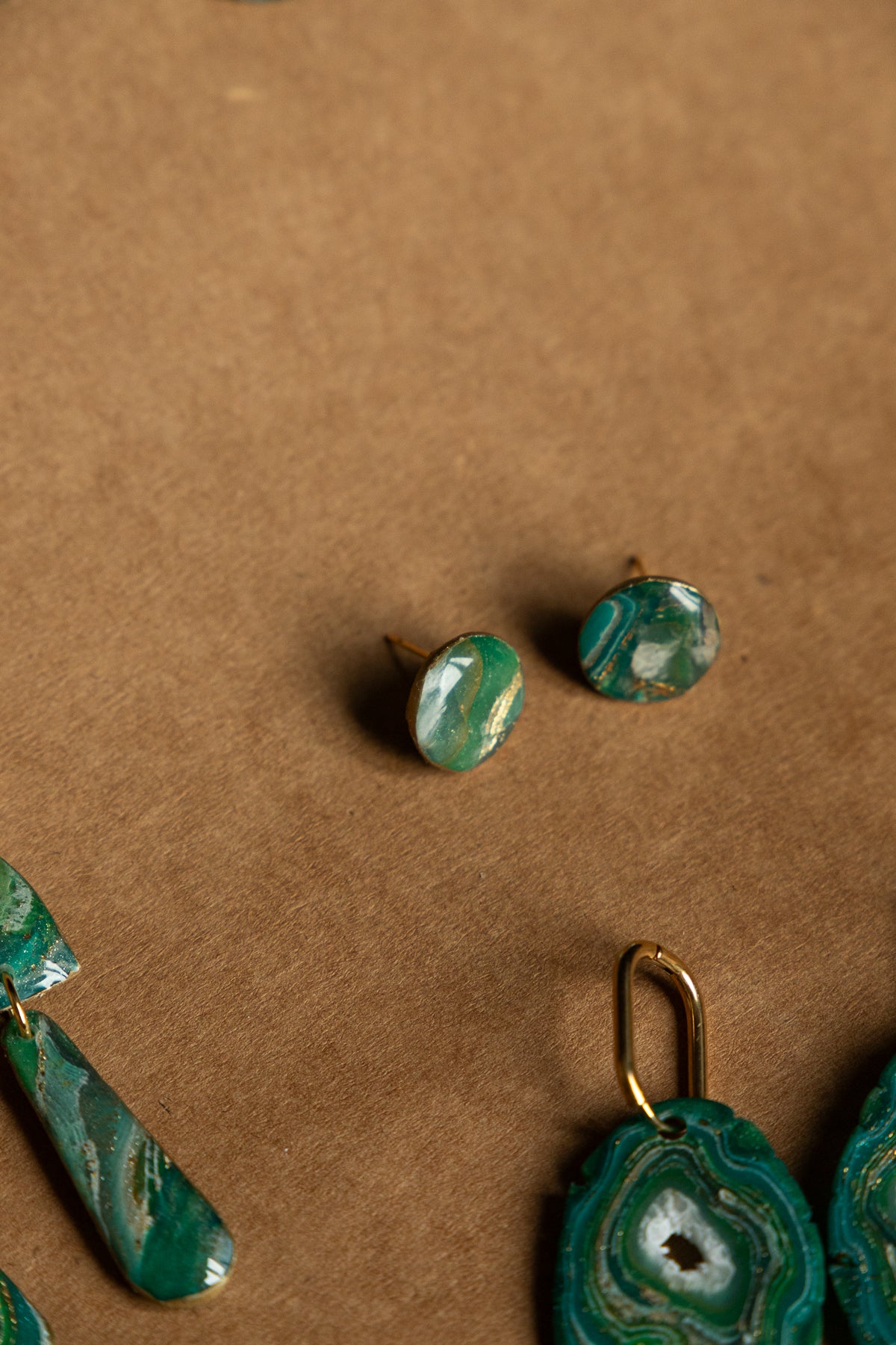 Oorbellen | faux agate green studs