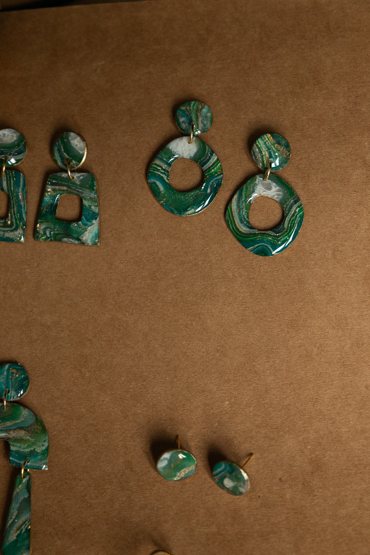 Oorbellen | faux agate green rounds