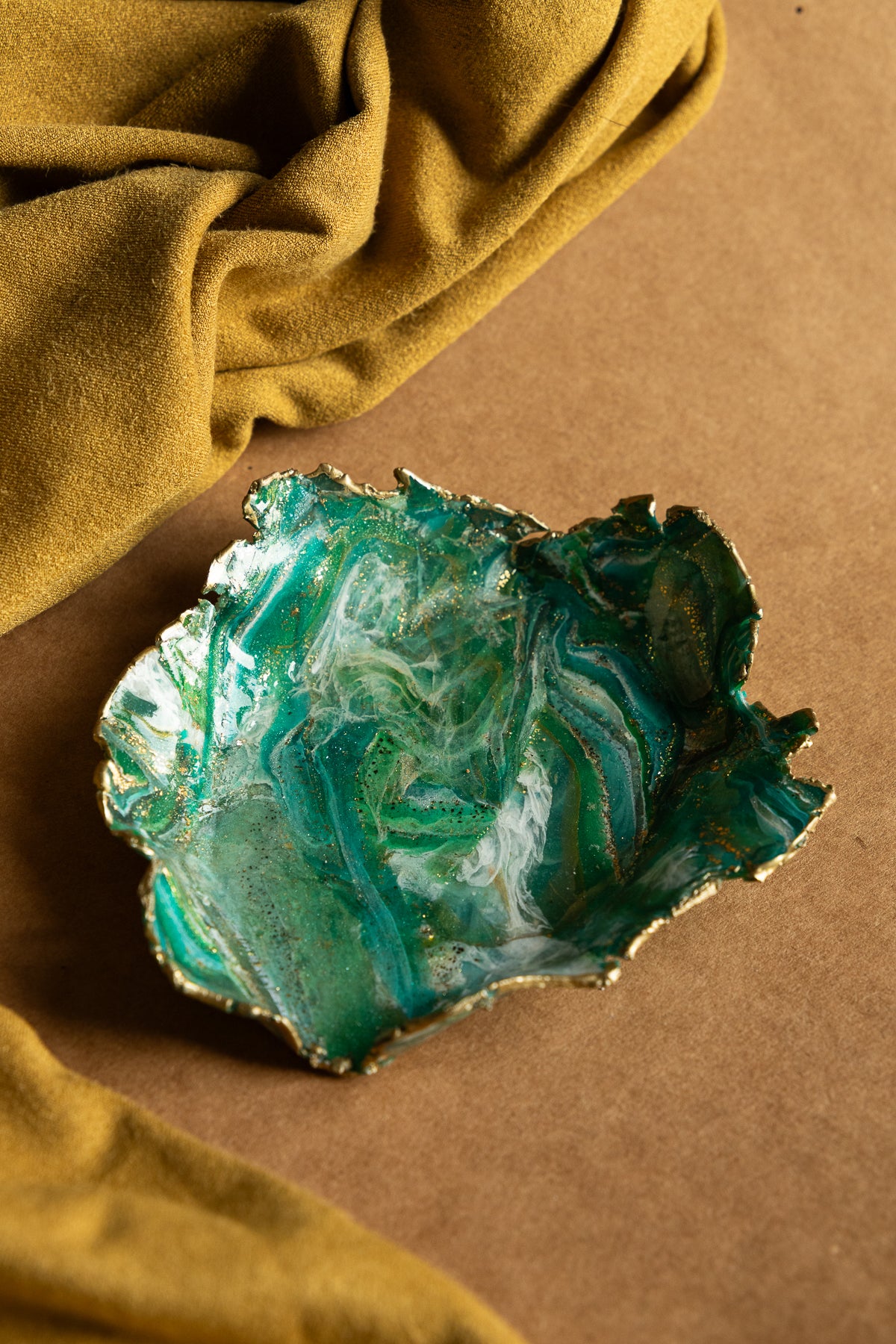 groen sieradenschaaltje van polymeer klei met gouden accenten en marmer effect