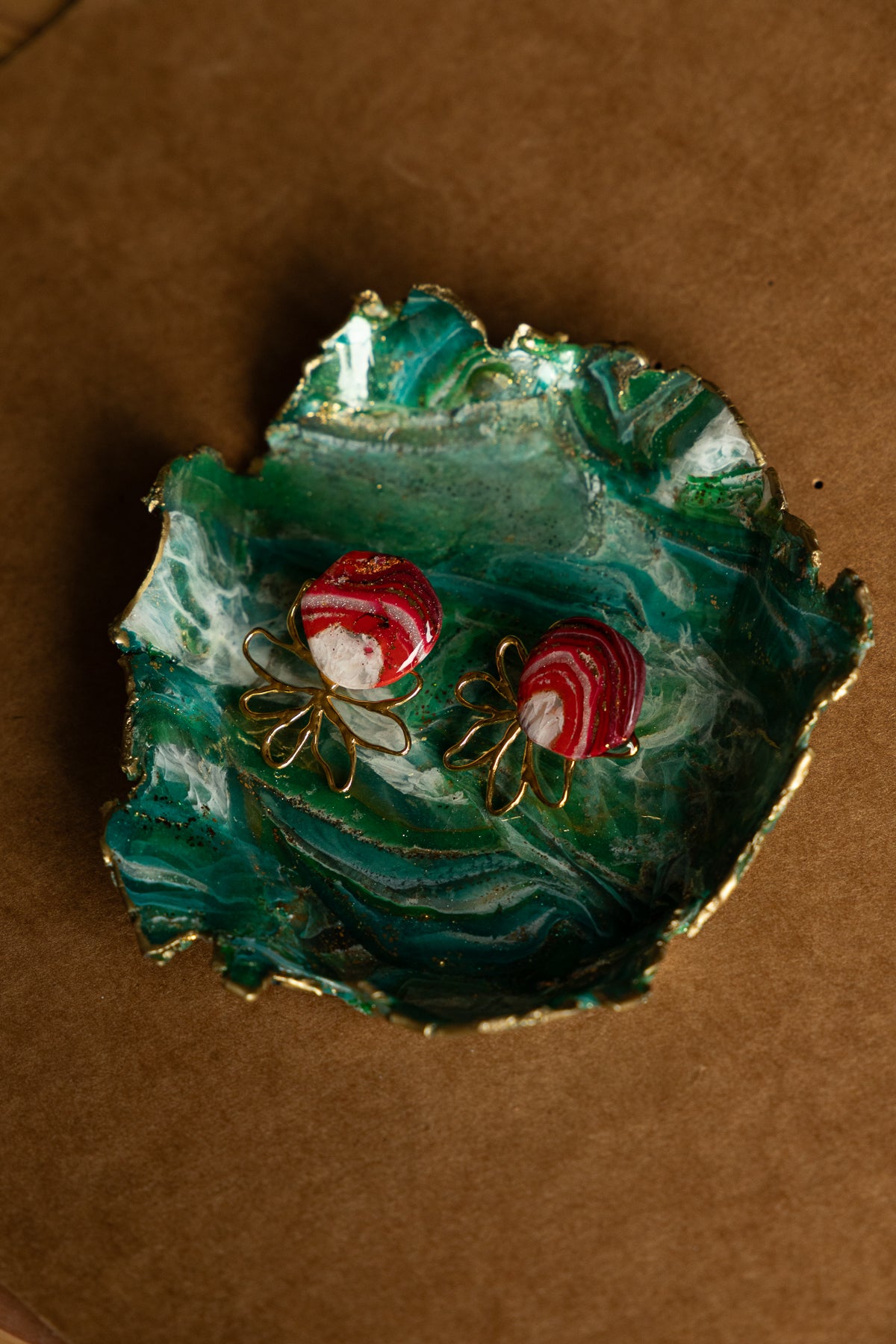 Oorbellen | Faux agate red flower