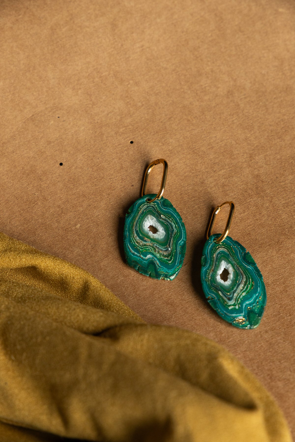 groene faux steen look oorbellen met ovale hoops van roestvrij staal