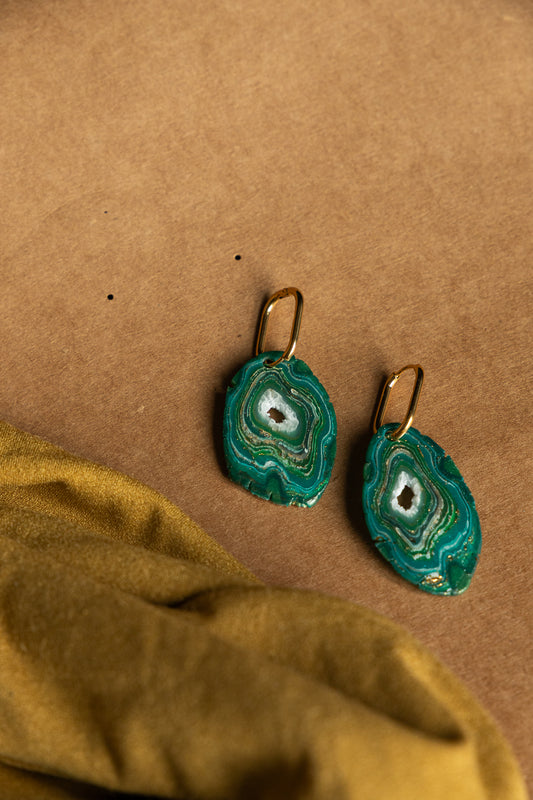 groene faux steen look oorbellen met ovale hoops van roestvrij staal