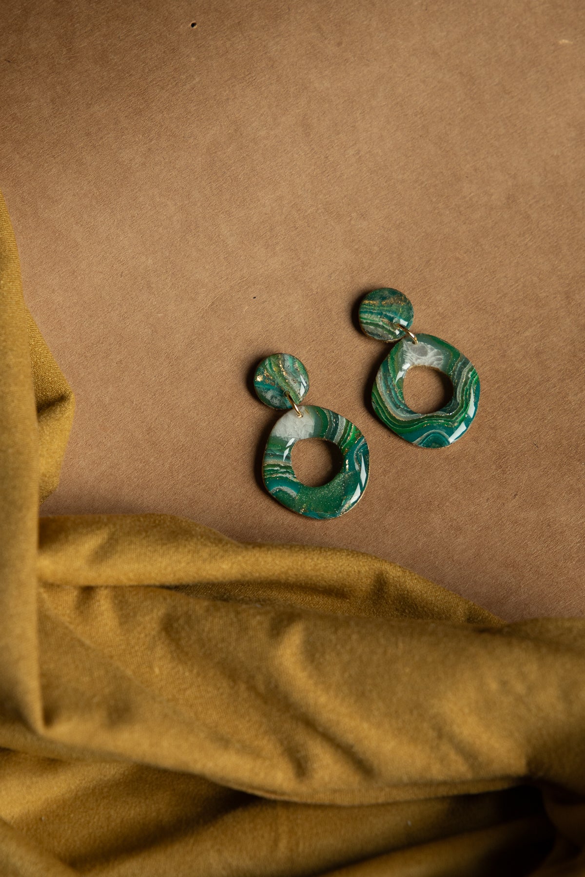 Oorbellen | faux agate green rounds