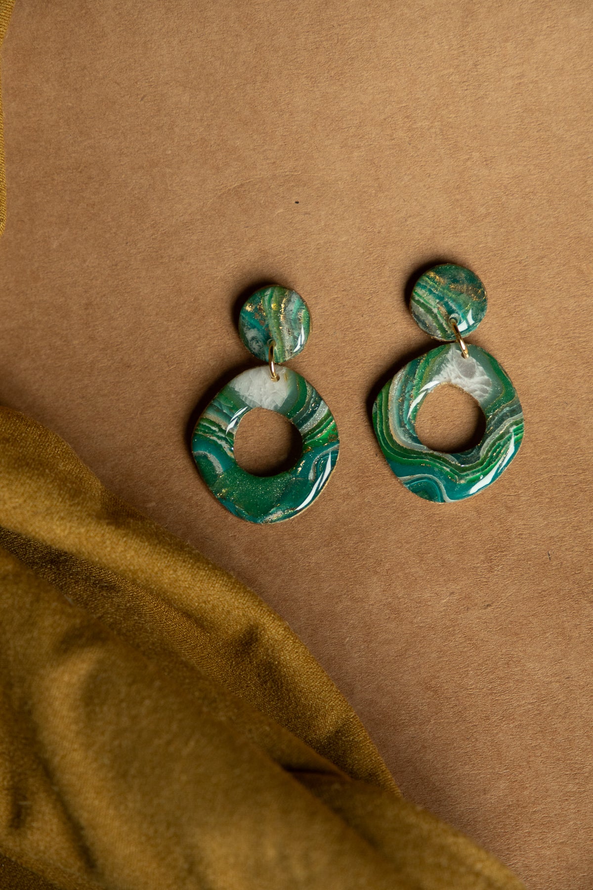 groene oorbellen van polymeer klei, met marmer faux steen effect