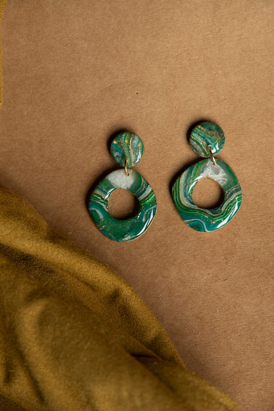 groene oorbellen van polymeer klei, met marmer faux steen effect