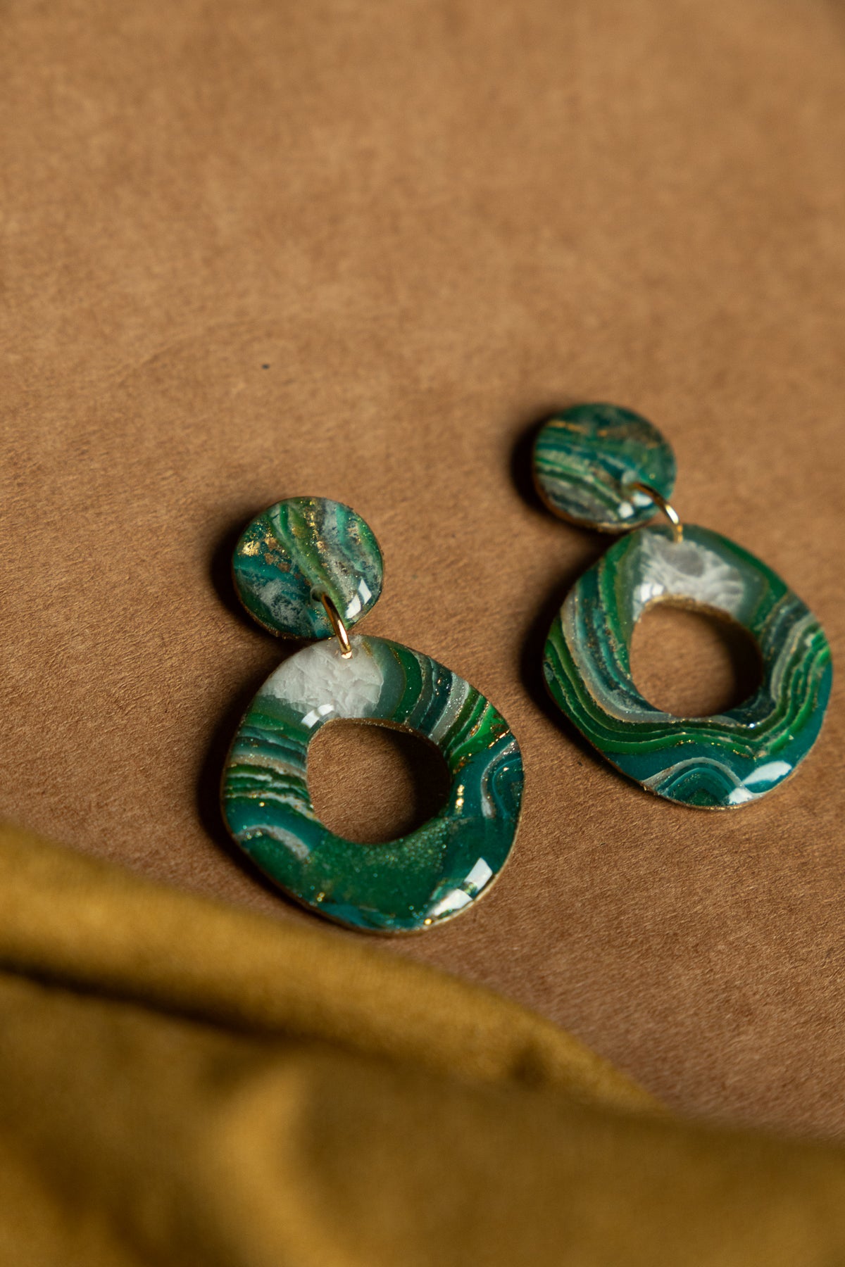 Oorbellen | faux agate green rounds
